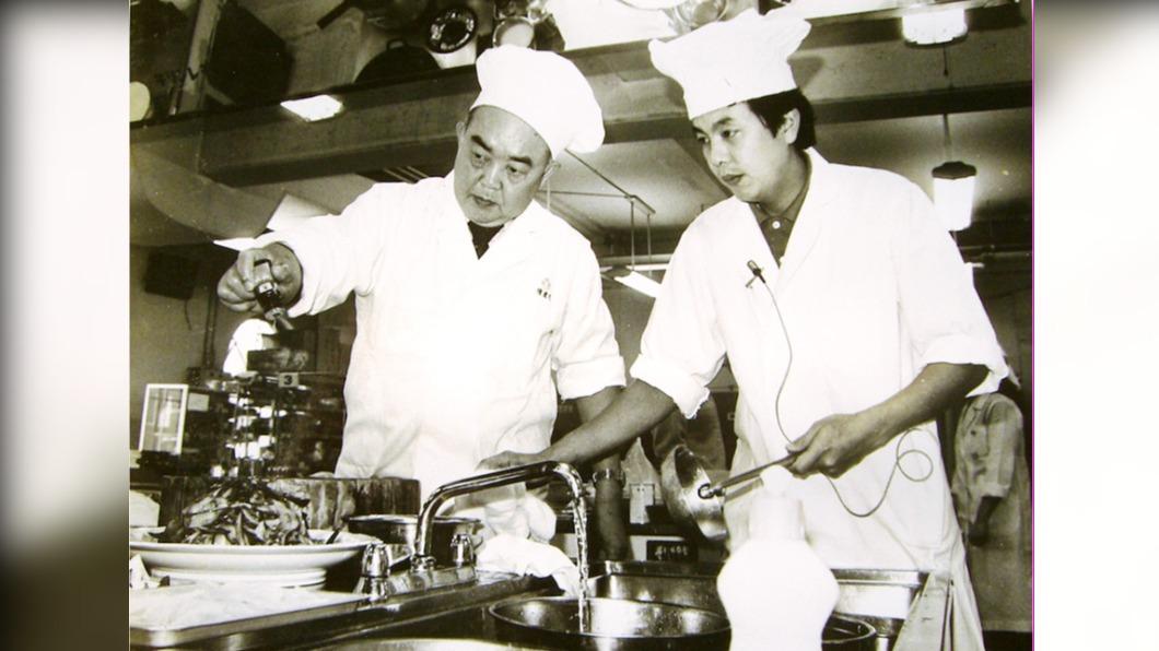 陳建一(右)後來繼承了父親陳健民(左)創辦的四川飯店集團。(圖/翻攝自四川飯店官網)