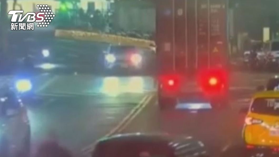 大貨車超過限高欲通過隧道,撞毀右側防撞桿。(圖/TVBS)