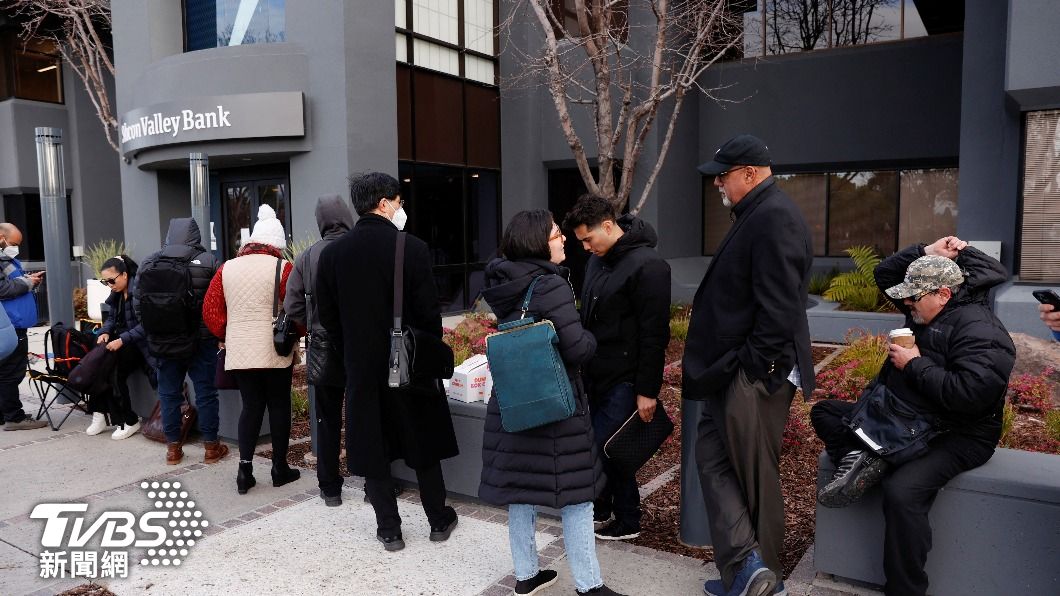 矽谷銀行外出現擠兌人潮。(圖/達志影像路透社)