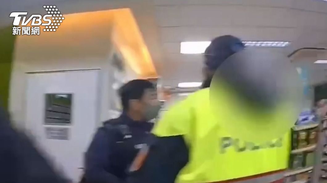 轄區警方到場將店員分開。(圖/TVBS)