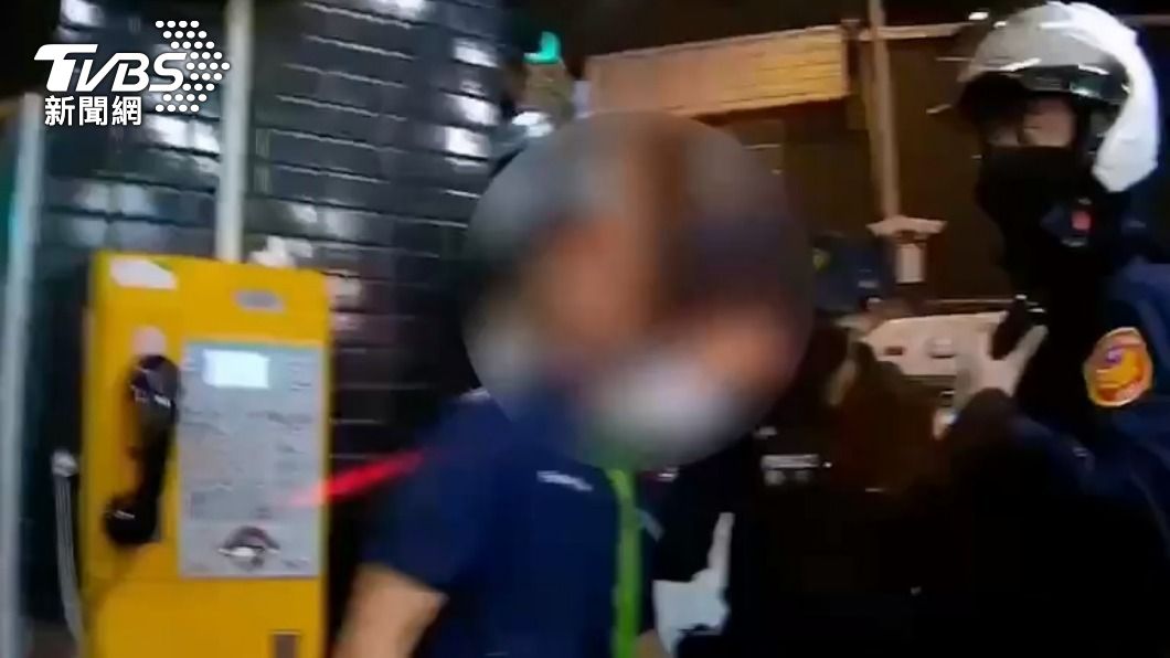 店員被帶到店外冷靜。(圖/TVBS)