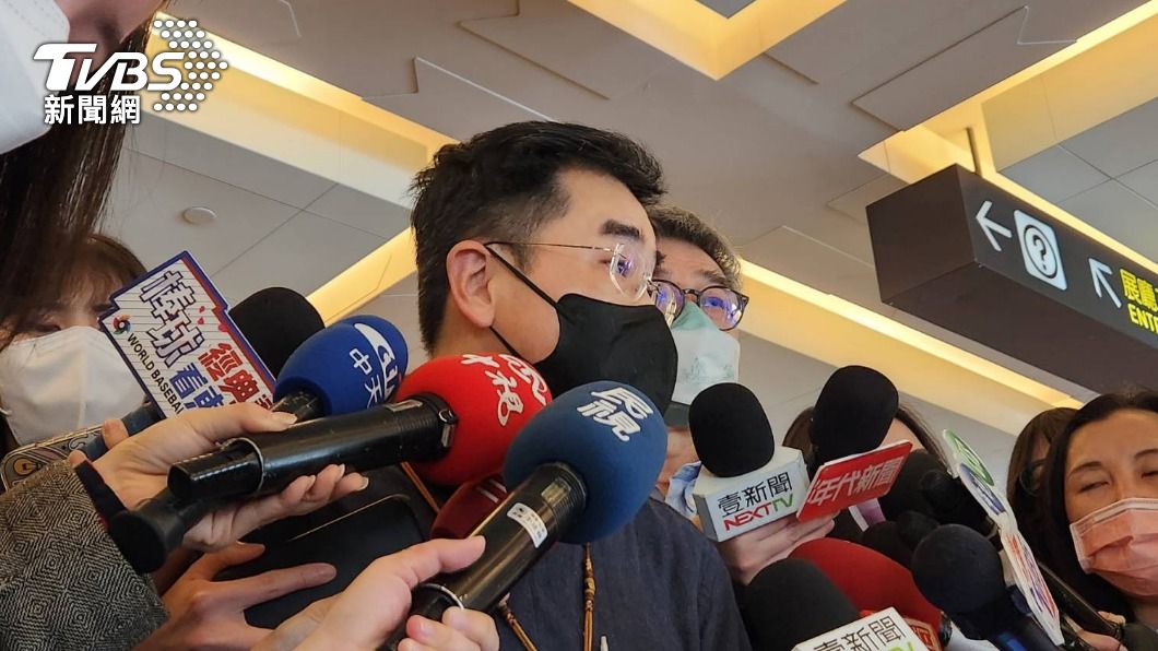 國立故宮博物院副院長黃永泰(右)、數位資訊室專門委員陳中禹(左)。(圖/呂欣芷攝)