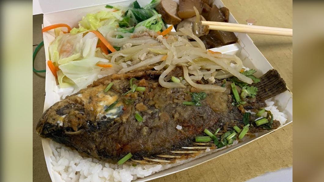 便當主食完整一條魚,只要45元。(圖/翻攝自報廢公社臉書)