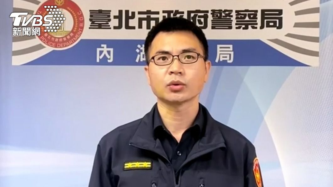 內湖分局督察組組長顏三隆說明。(圖/TVBS)