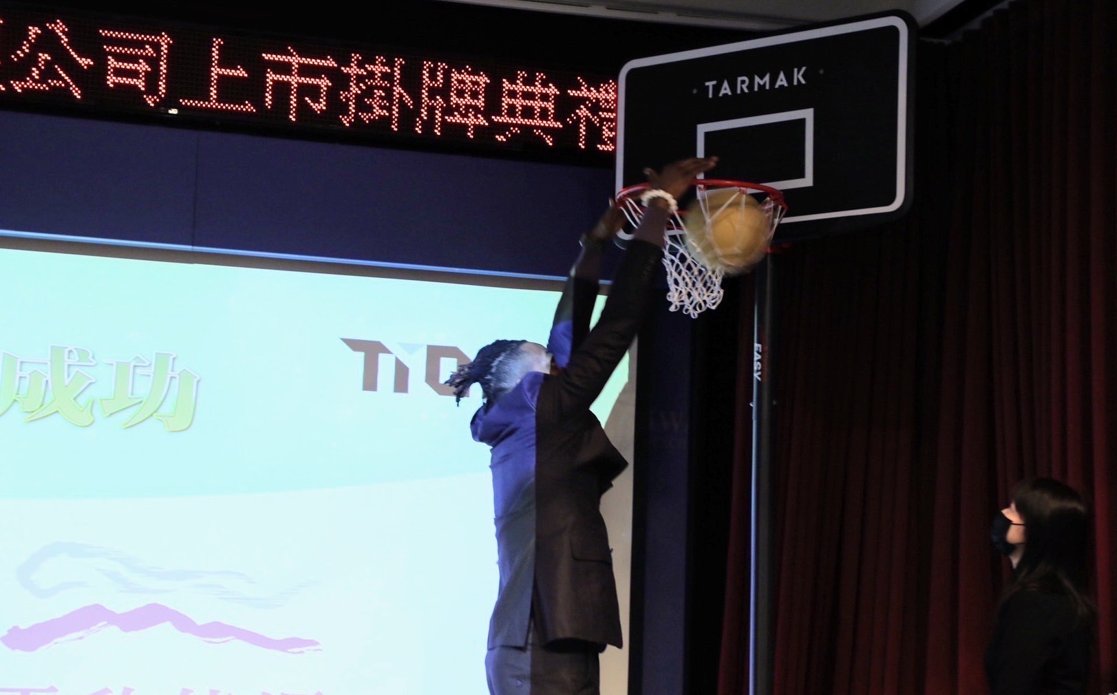 魔獸秀灌籃球技。(圖/雲豹能源提供)