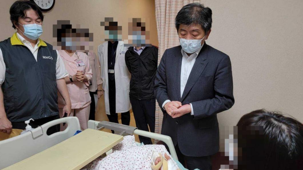 當時的疫情中心指揮官陳時中探望被害護理師。(圖/翻攝自王必勝Facebook)