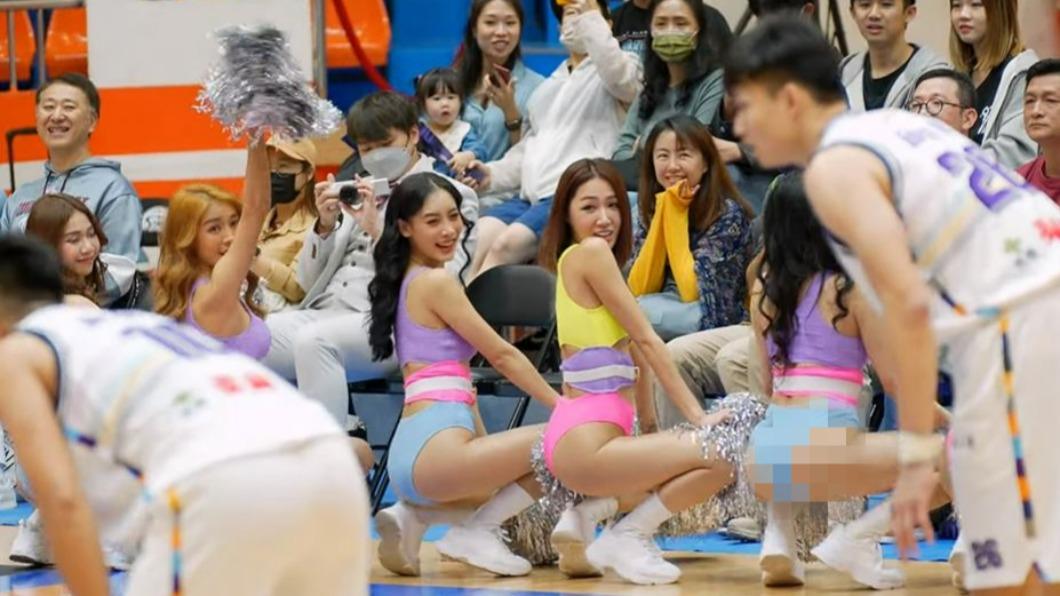 LuxyGirls再出招!場邊「搖晃蜜桃臀」露丁字褲 敵隊又沒進球