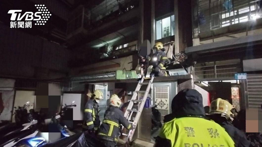 警消人員架梯救援。(圖/TVBS)