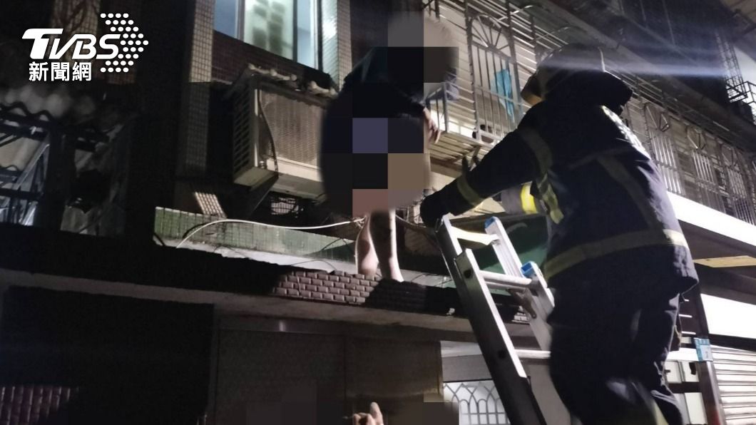 警消人員架梯求救。(圖/TVBS)