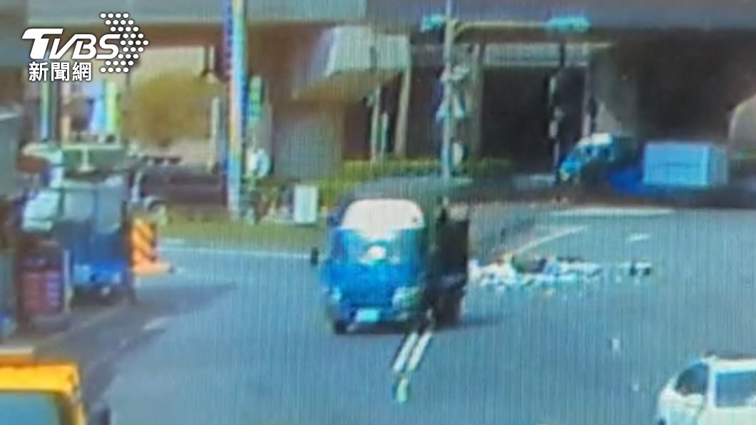 蛋箱散落一地,過程全被監視器拍下。(圖/TVBS)