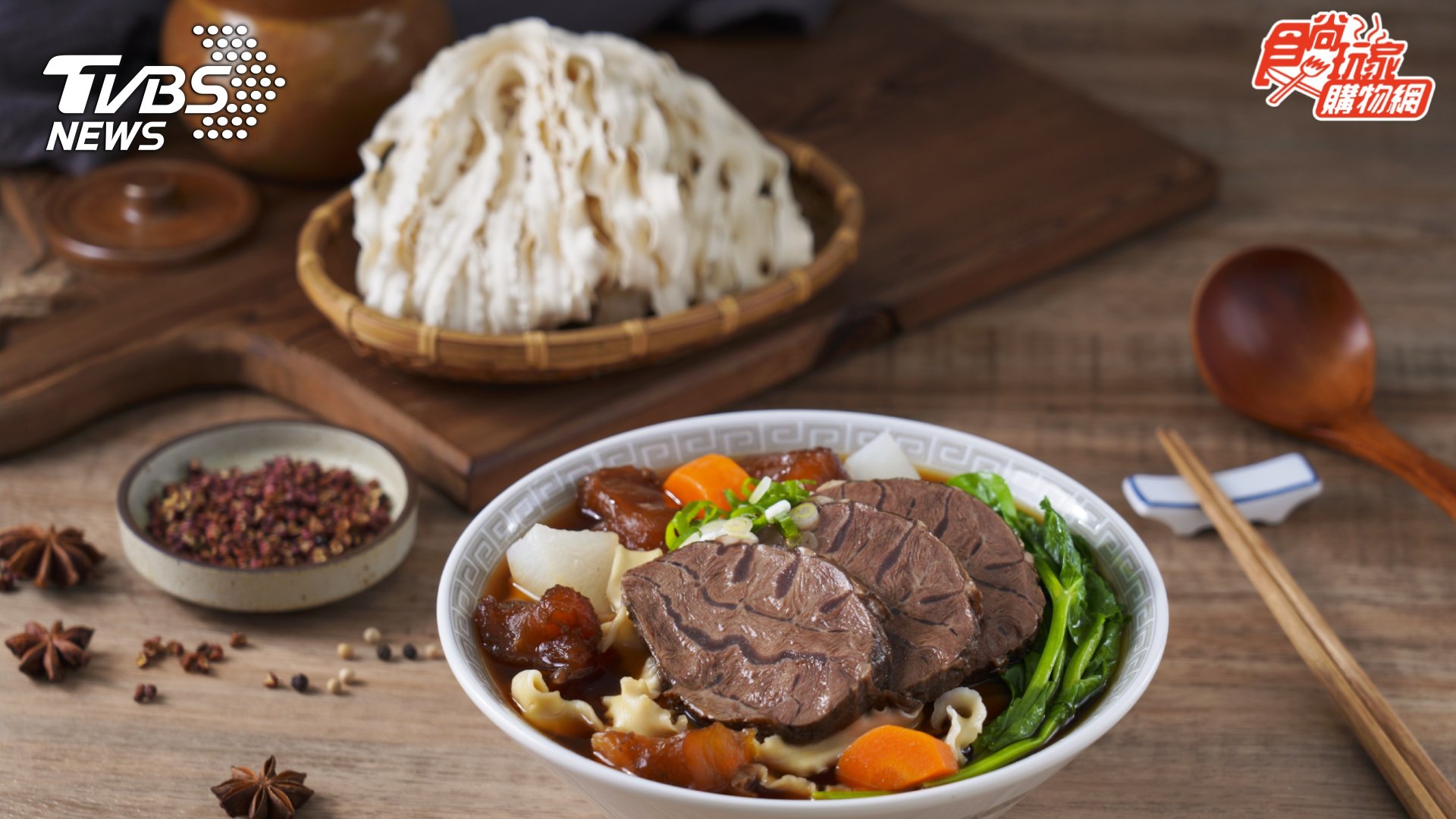 「加油喜事牛肉麵」招牌口味「紅燒半筋半肉」湯頭入喉香醇甜順，加入特製牛油增添濃郁香氣。(圖／TVBS提供)