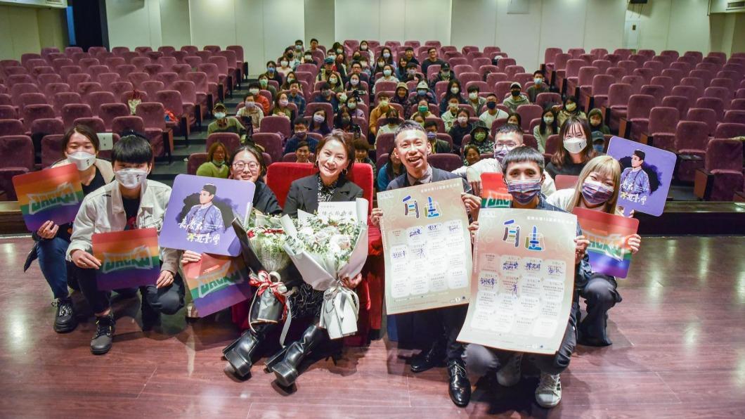 陳亞蘭（中）與學生分享歌仔戲文化。（圖／國立臺灣師範大學提供）
