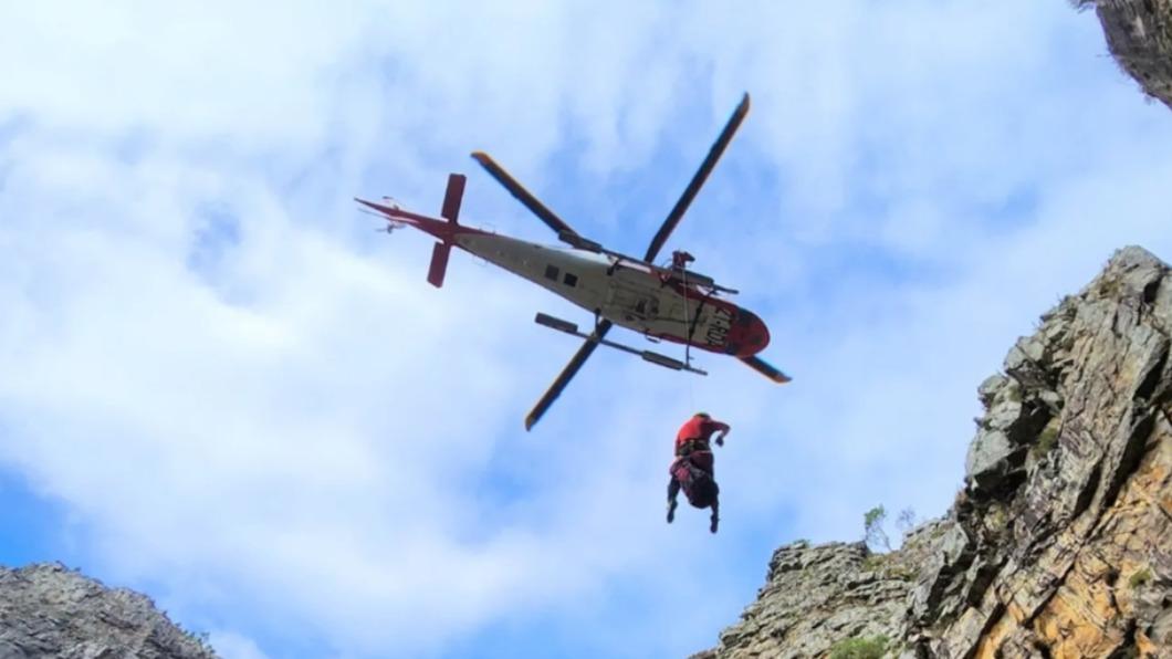 南非紅十字會空中救護服務(AMS)直升機出動救援登山客。(圖/翻攝自《紐約郵報》)