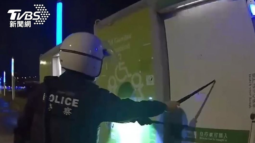 嫌犯無故持刀追砍運動民眾,之後躲在公廁內。(圖/TVBS)