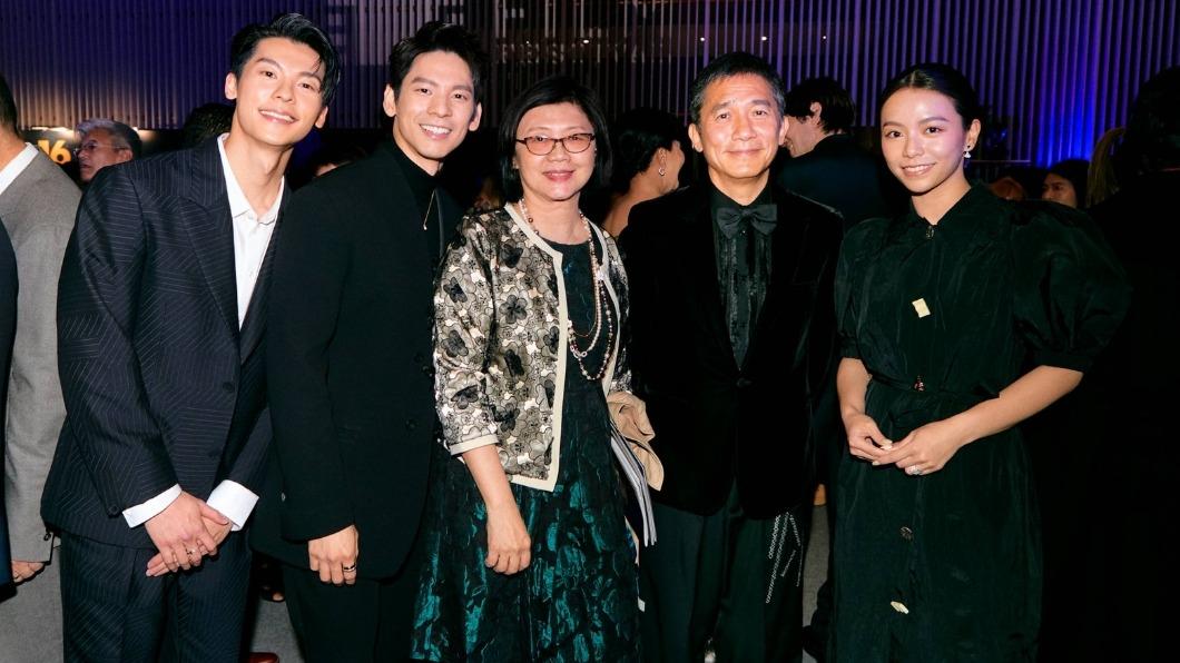 梁朝偉（右二）與台灣影人許光漢（左起）、林柏宏、台北市電影委員會總監饒紫娟、宋芸樺（右）在亞洲電影大獎慶祝派對相見歡。（圖／攝影Mr.Triangle）