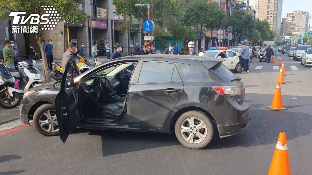 趕開趴?4毒蟲開車被攔竟噴辣椒水想跑 警對空鳴槍強勢壓制