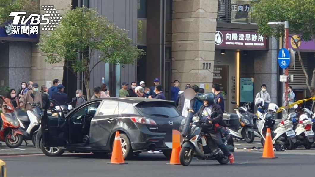巡邏員警發現轎車行跡可疑上前盤查。(圖/TVBS)