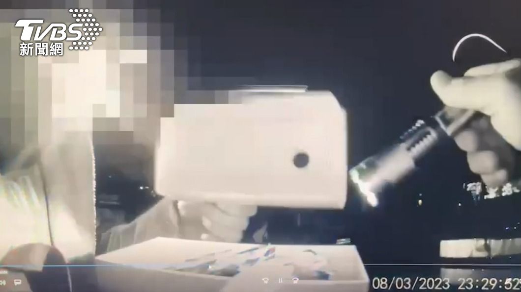 男子打開手機盒讓警方檢驗。(圖/TVBS)