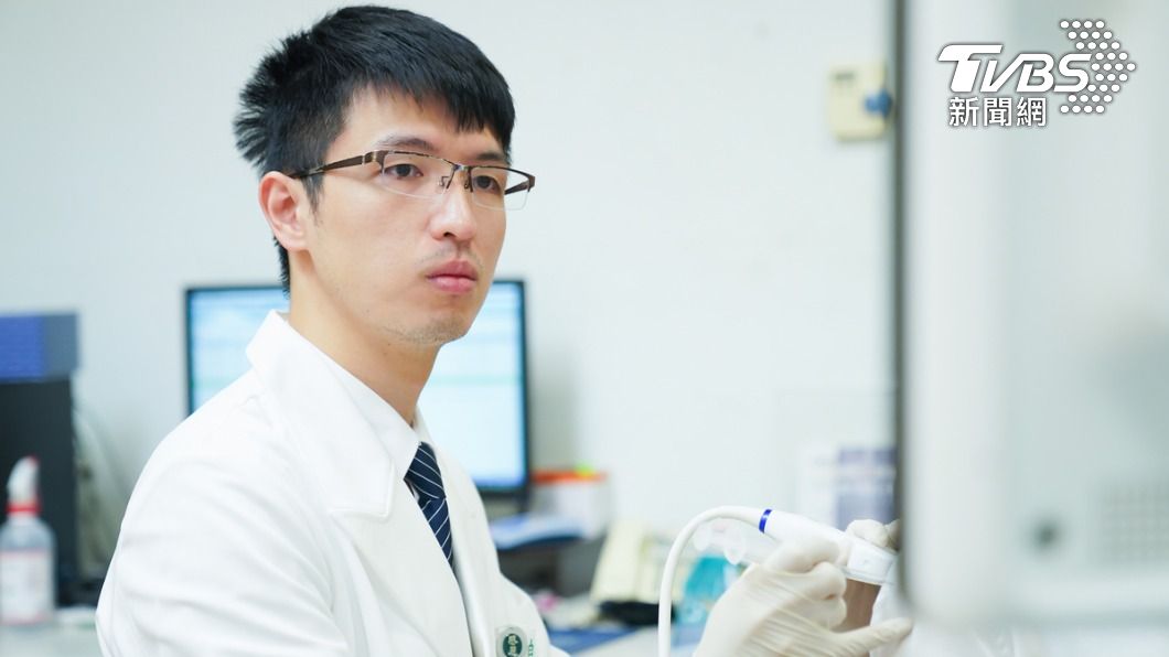 台北慈濟復健科醫師吳柏陞以超音波導引,執行增生治療。(示意圖/台北慈濟醫院)