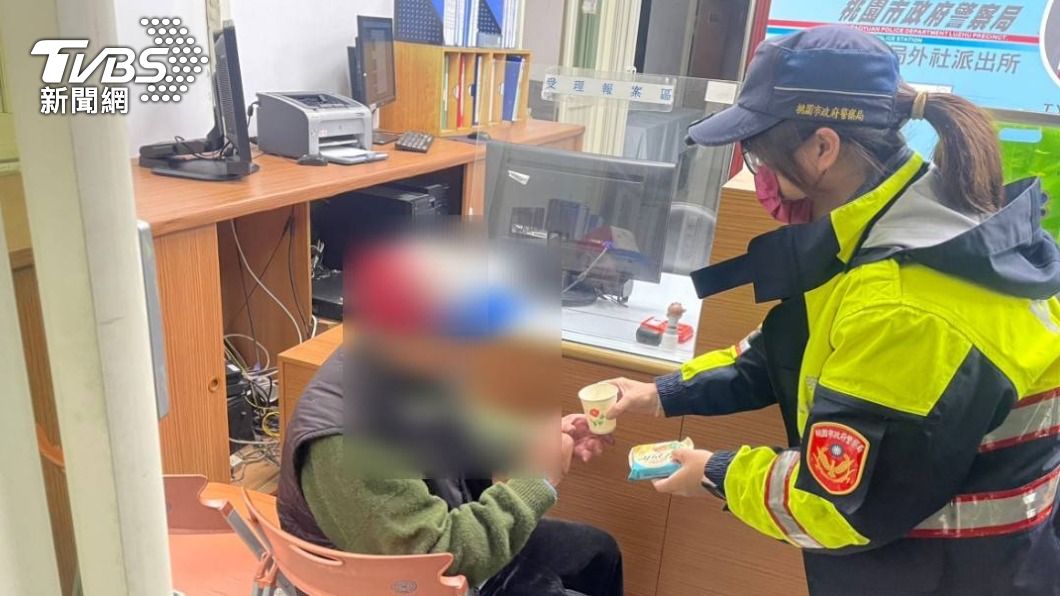 老翁被帶回派出所休息後無大礙，警方順利聯繫上家屬將人帶回。（圖／TVBS）