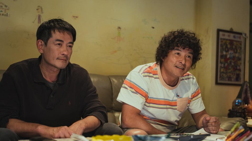李銘順(右)為電影刻意增肥,連柯叔元都說他食量超大。(圖/大慕影藝、華映娛樂提供)