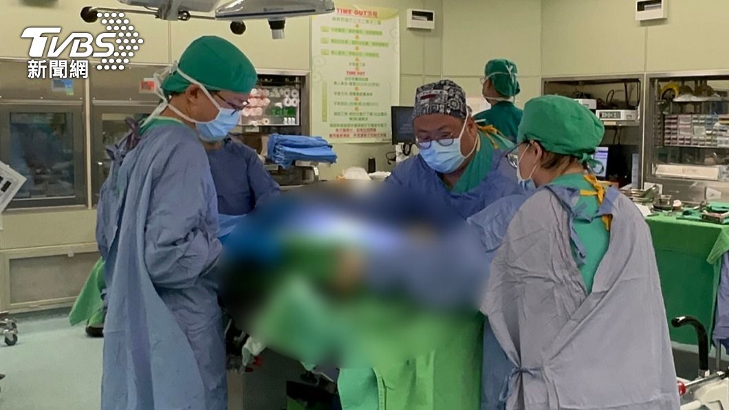 白髮人送黑髮人！花蓮兒腦死　70歲父「痛簽器捐」忍淚送別
