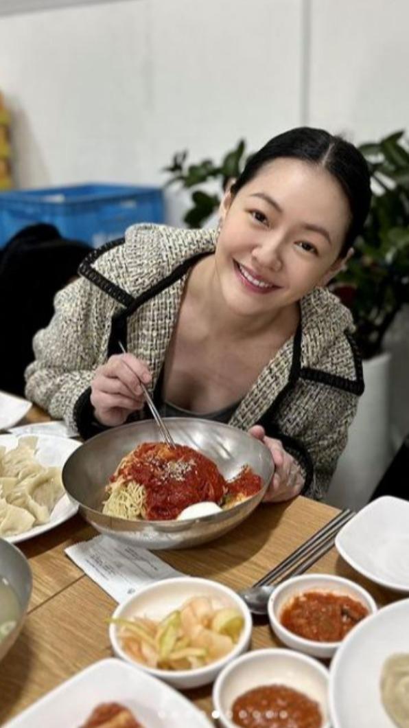 小S開心吃孫錫久推薦的冷麵，還微露事業線。（圖／翻攝自小S IG）