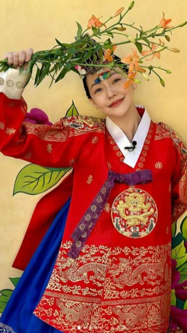 小S打扮成韓劇裡的中殿媽媽。（圖／翻攝自小S IG）