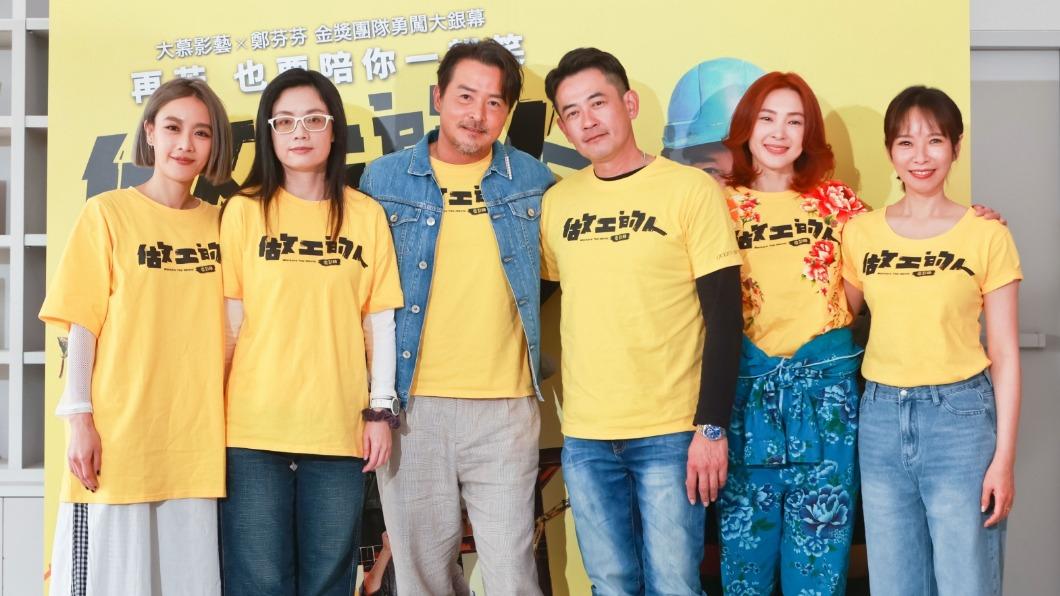 今（14）天《做工的人 電影版》舉辦媒體茶敘，左起方宥心、導演鄭芬芬、李銘順、柯叔元、曾珮瑜、天心。（圖／大慕、華映提供）