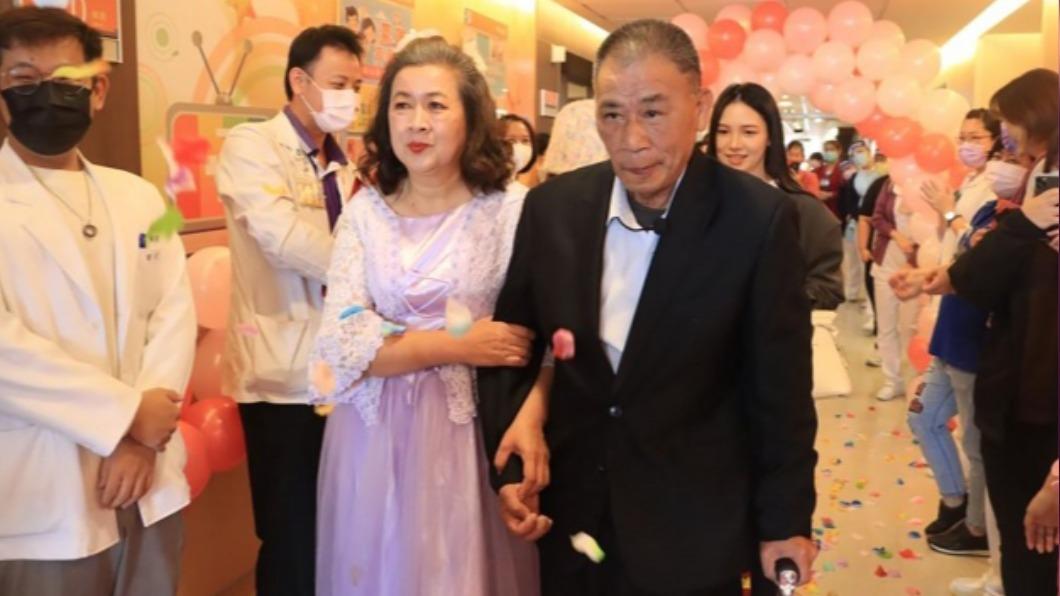 相伴29年!中風男為愛復健 選白色情人節醫院求婚成功