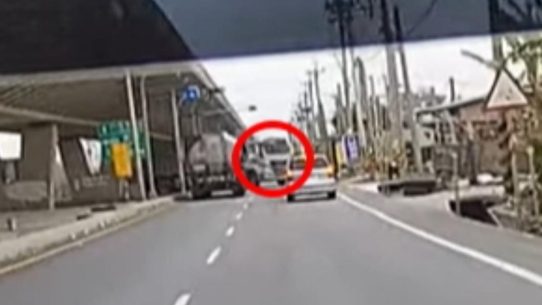 另一輛砂石車也逆向。（圖／翻攝自爆料公社臉書）
