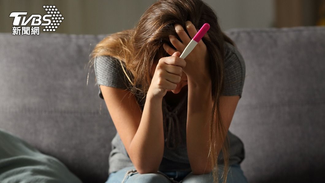 女友不敢驗孕!暖男友「陪著一起驗」臉秒垮:怎麼是我2條線