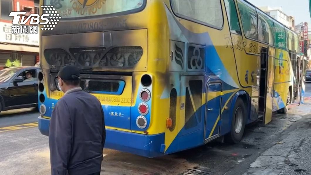 校車燒起來！鳳山商工35學生上學驚魂　路邊逃生無人傷