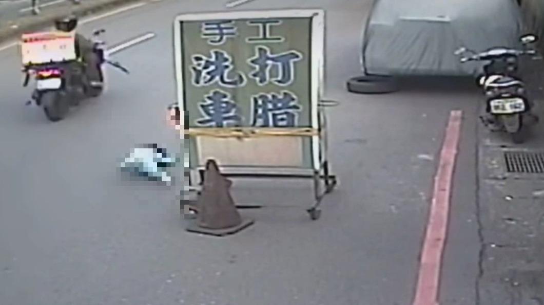 驚悚!男童無人管突暴衝馬路 下秒遭外送員撞飛翻滾