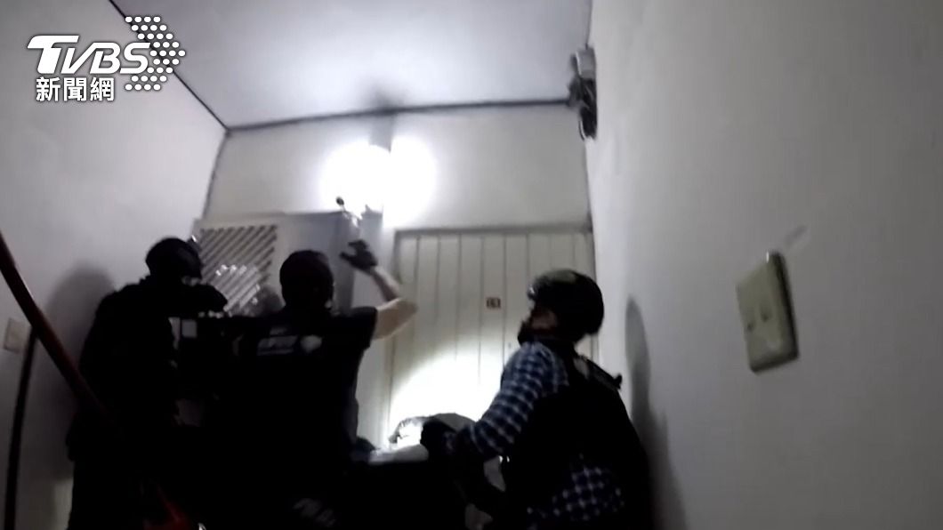 警方荷槍實彈攻堅。(圖/TVBS)