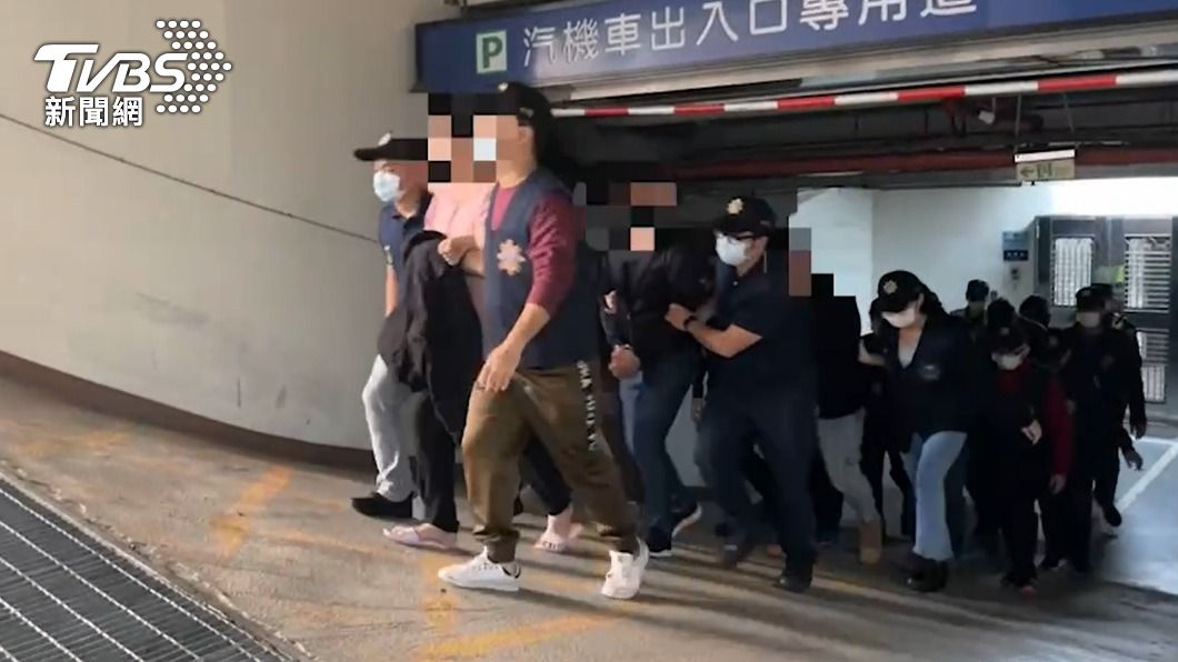 警方將李姓藥頭等11人移送法辦。(圖/TVBS)