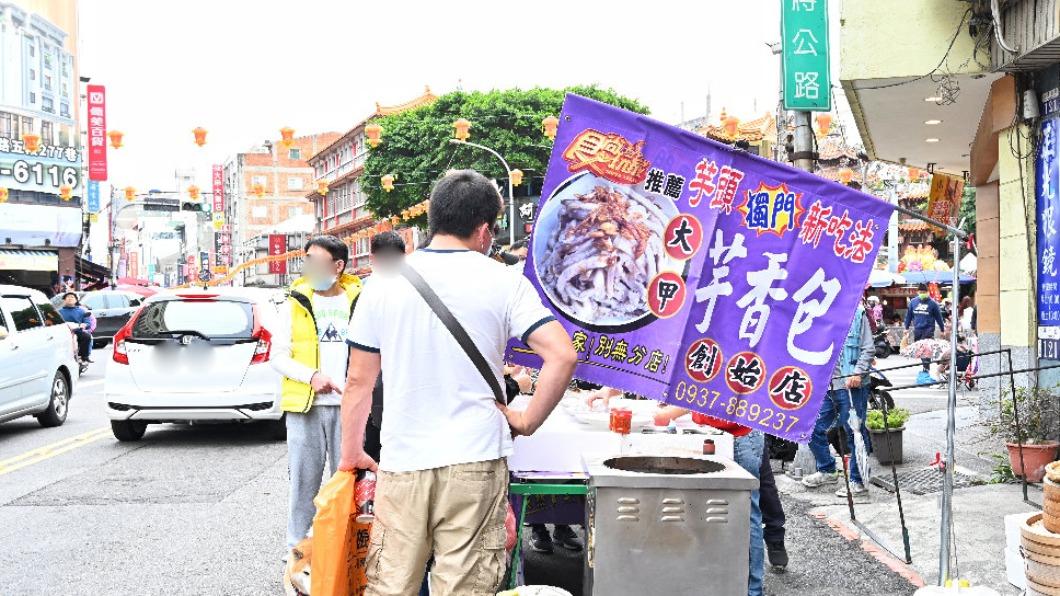 不管是平日還是假日，這間「大甲芋香包」都大排長龍。（圖／糖糖‘s享食生活提供）
