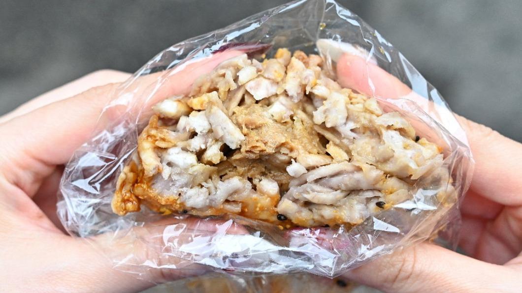 「大甲芋香包」淋上特製醬汁，超級可口！（圖／糖糖‘s享食生活提供）