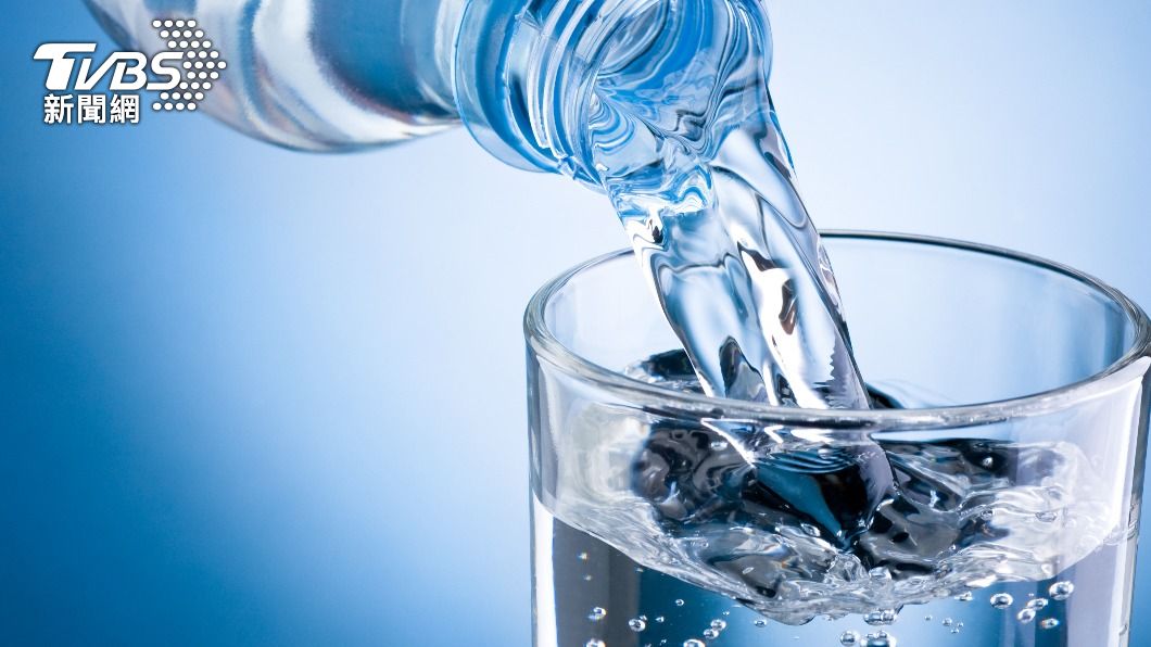 社會新鮮人因為「水倒太滿」而被公司辭退。(示意圖/Shutterstock達志影像)