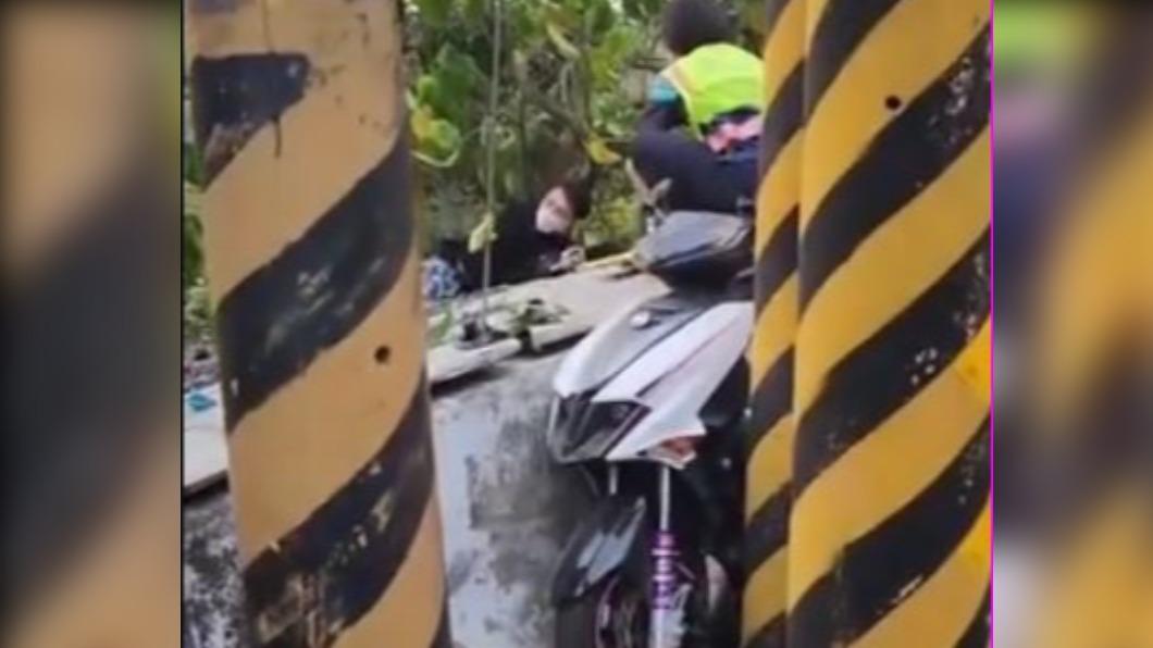郭男摔落路旁鐵皮屋頂。(圖/翻攝自抖音)