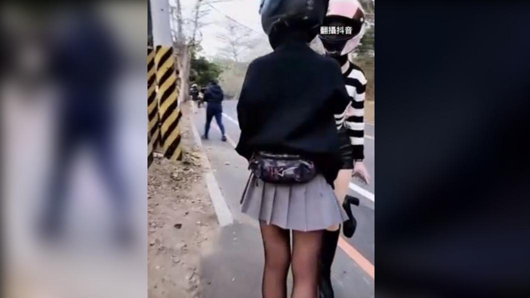 郭男友人在旁相當錯愕。(圖/翻攝自抖音)