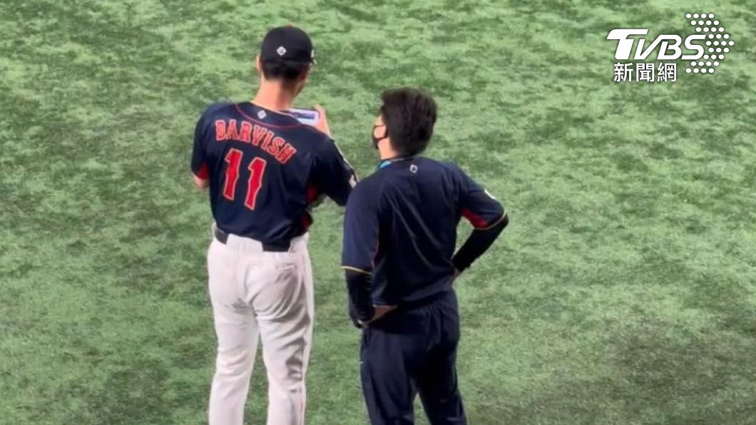 達比修有投完回看自己投球。（圖／TVBS）