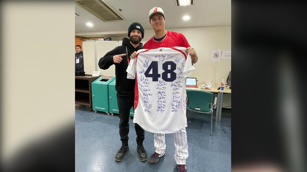 捷克投手薩多利亞(Ondrej Satoria)也收到了大谷翔平的簽名與合照。(圖/翻攝自Ondrej Satoria推特)