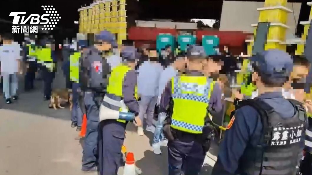 優勢警力在場盤查、蒐證。(圖/TVBS)
