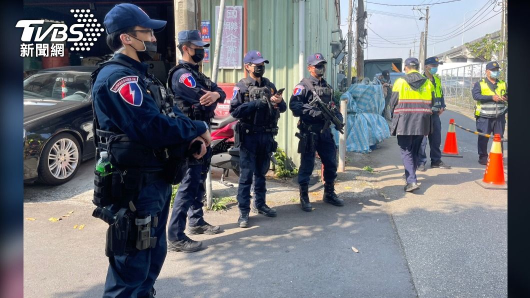 霹靂小組警力荷槍實彈戒備。(圖/TVBS)
