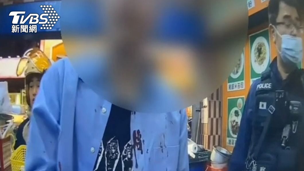 挨打的王男被警方帶至店外等候救護車。(圖/TVBS)