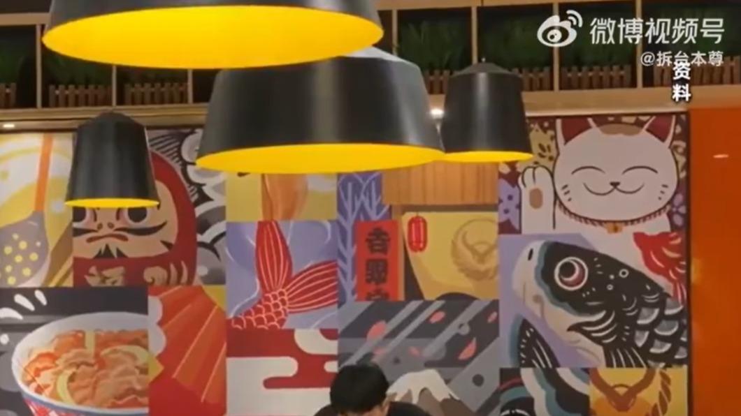 執法人員發現店內還有43隻蟑螂。(圖/翻攝自《椒點視頻》微博)