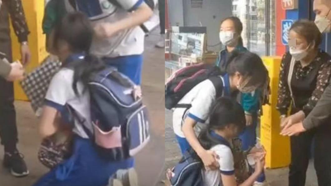 女學生下跪求老婦人將錢歸還。(圖/翻攝自微博)