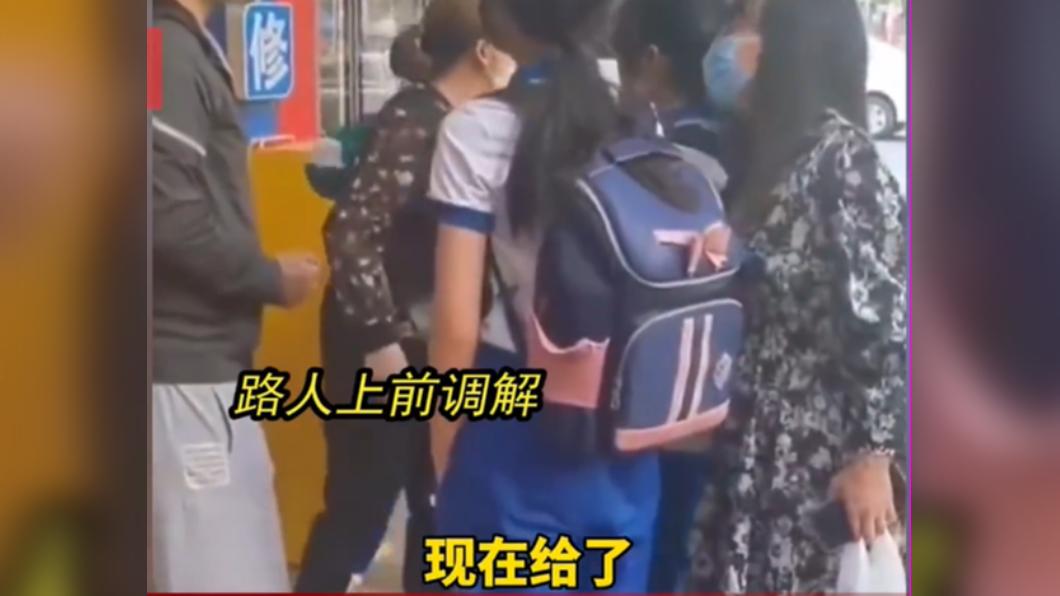 路人看不下去上前調解。(圖/翻攝自微博)