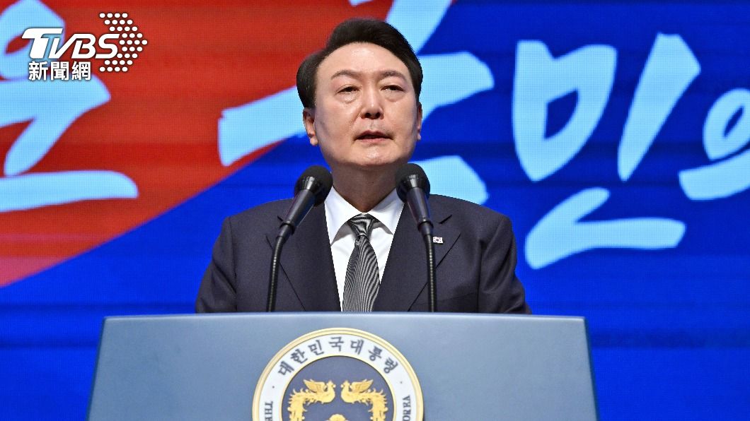 尹錫悅日前曾發言「日本是合作夥伴關係」,後來又宣布由政府旗下基金會賠償徵用工,引發部分南韓民眾的不滿。(圖/達志影像美聯社)